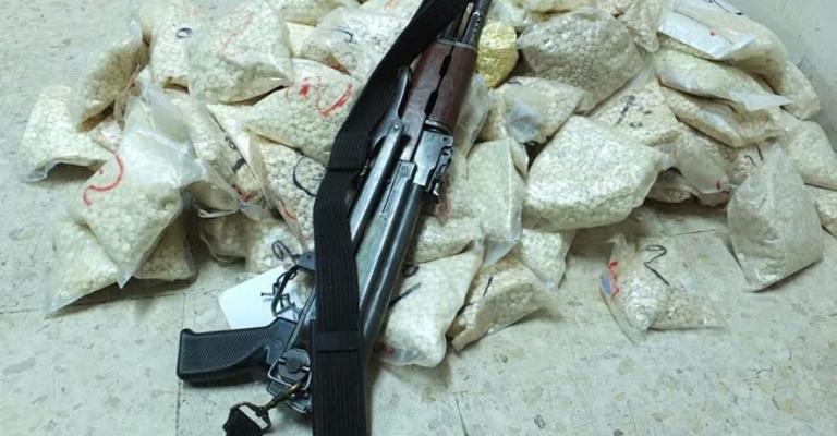 ضبط 220 ألف حبة مخدرة وسلاح ضبط 220 ألف حبة مخدرة وسلاح