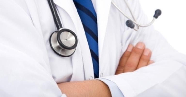 نقابة الأطباء: الوزارة بصدد تعيين 400 طبيب