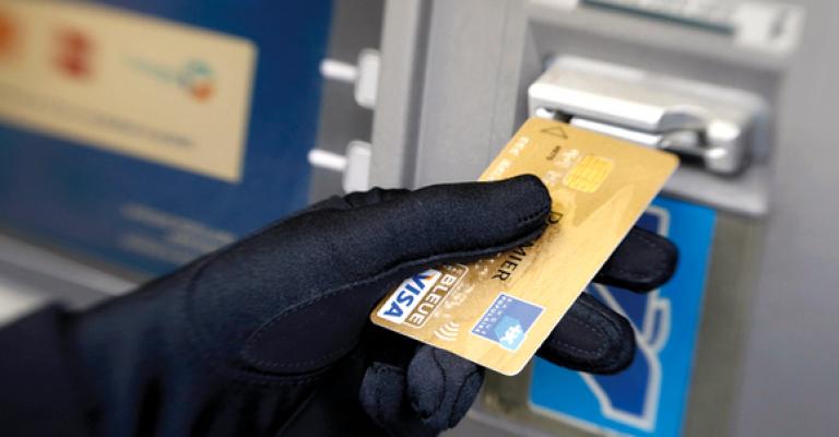 القبض على سارقي بطاقات ائتمانية القبض على سارقي بطاقات ائتمانية