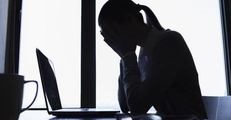 آلام نفسية تحاصرها نظرة سلبية آلام نفسية تحاصرها نظرة سلبية