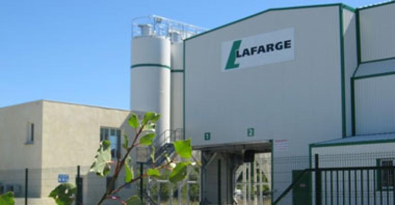 عمال "لافارج" يطالبون بإنصافهم من إعادة الهيكلة عمال "لافارج" يطالبون بإنصافهم من إعادة الهيكلة