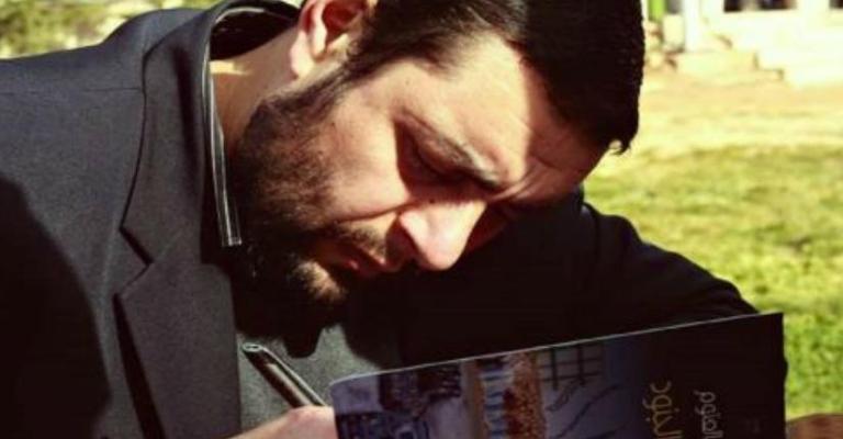 الإفراج عن الروائي العتوم