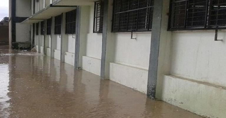 سوف: مياه الصرف والأمطار تداهم مدرسة البرج سوف: مياه الصرف والأمطار تداهم مدرسة البرج