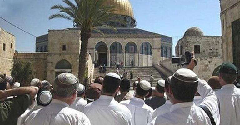 مستوطنون وطلبة معاهد يمينية يقتحمون باحات الأقصى مستوطنون وطلبة معاهد يمينية يقتحمون باحات الأقصى