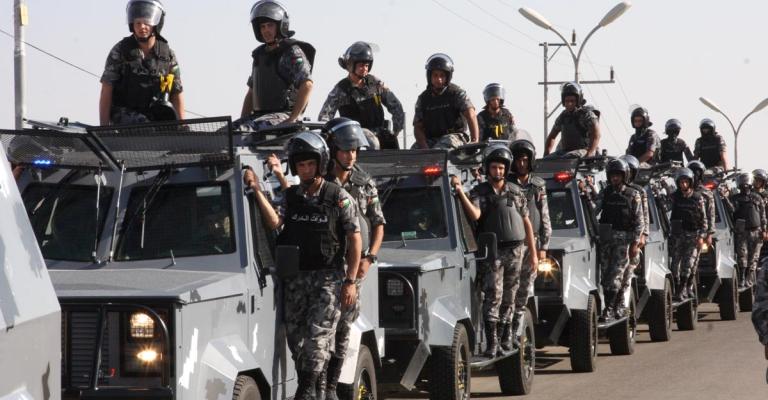 مركز القدس يدعو لمراقبة أداء الأجهزة الأمنية