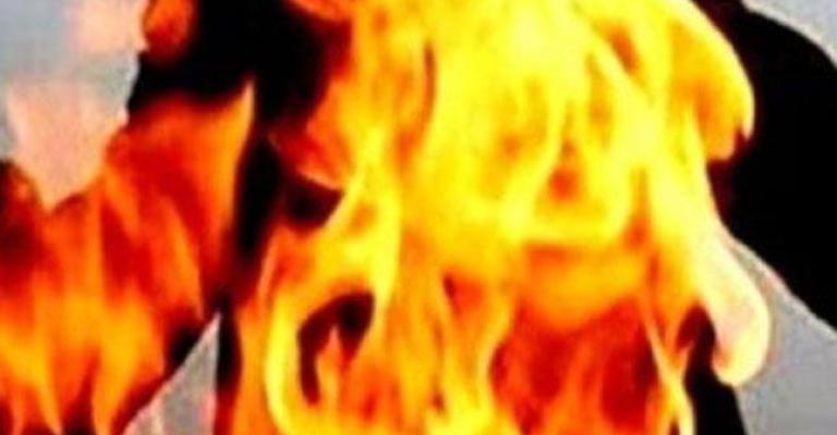 ثلاثيني يعاني اضطرابات نفسية يحرق نفسه بالرصيفة ثلاثيني يعاني اضطرابات نفسية يحرق نفسه بالرصيفة