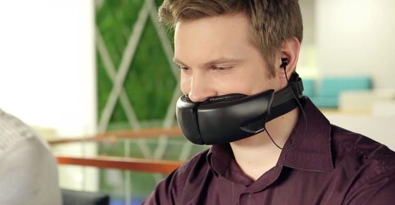 جهاز يوفر خاصية التحدث بالهاتف أمام الآخرين دون أن يستمعوا لمكالمتك جهاز يوفر خاصية التحدث بالهاتف أمام الآخرين دون أن يستمعوا لمكالمتك