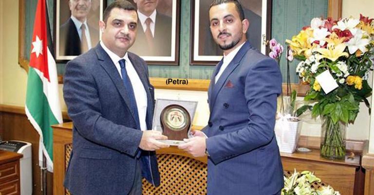 تكريم شاب كشف قرب انهيار مباني الجوفة تكريم شاب كشف قرب انهيار مباني الجوفة