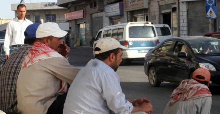 مزارعون يعتصمون احتجاجا على رفع تصاريح العمل