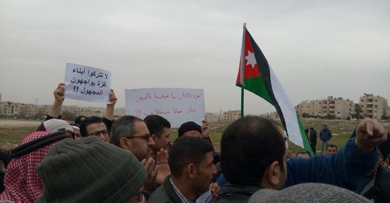 الغزيّون يعتصمون أمام "الأحوال المدنية" الغزيّون يعتصمون أمام "الأحوال المدنية"