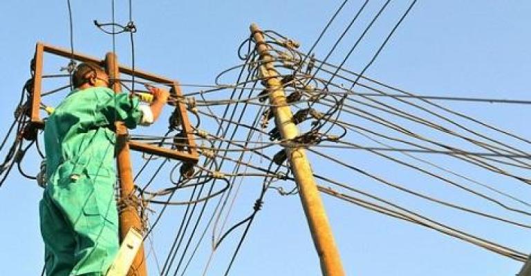 عمال كوابل وجهد عالي يلوحون بالتصعيد للمطالبة برواتبهم عمال كوابل وجهد عالي يلوحون بالتصعيد للمطالبة برواتبهم