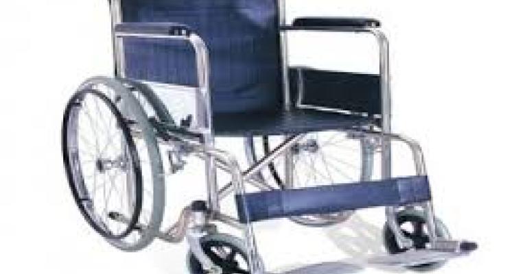 مئات من الكراسي المتحركة تصل إلى اللاجئين في الأردن