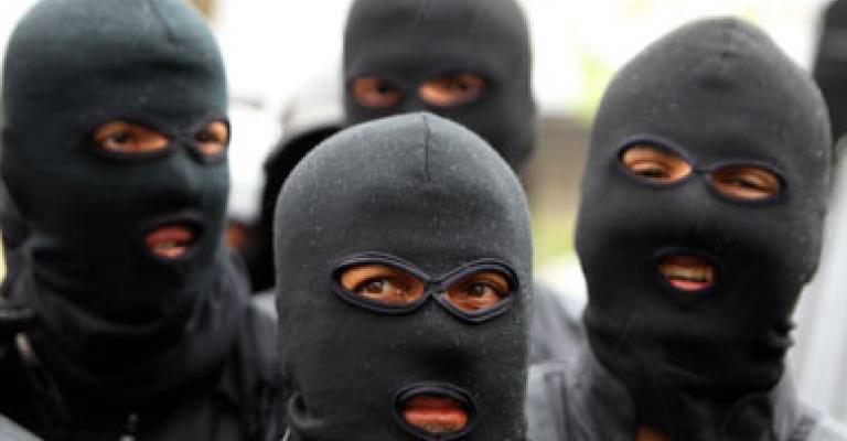 ملثمون يعتدون على طبيب أسنان ملثمون يعتدون على طبيب أسنان