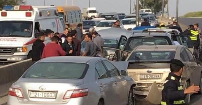 3 إصابات بتصادم 8 مركبات على طريق اربد عمان 3 إصابات بتصادم 8 مركبات على طريق اربد عمان