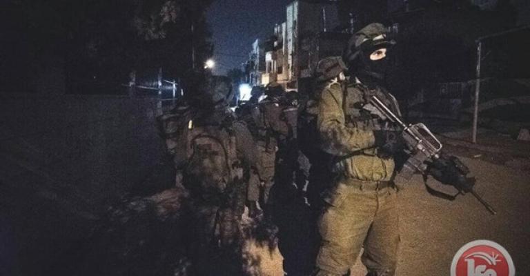 اعتقال 13 فلسطينا في الضفة الغربية