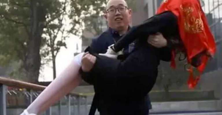 رجل يتزوج روبوتا صنعه بنفسه