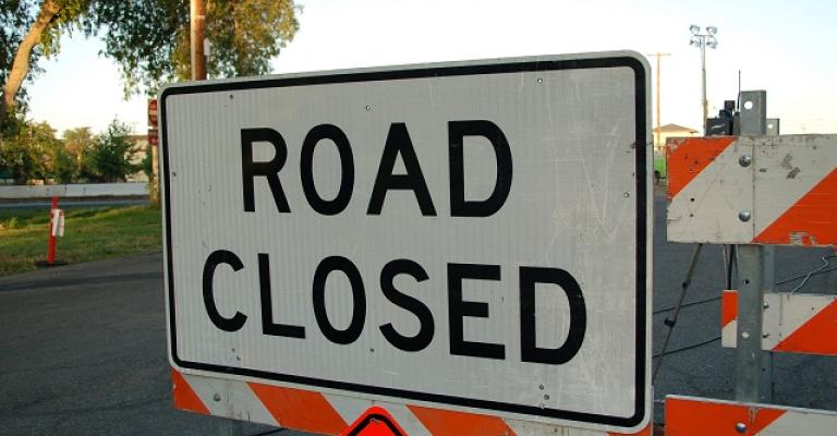 إغلاق شارع معاذ بن جبل بسبب انهيارات إغلاق شارع معاذ بن جبل بسبب انهيارات