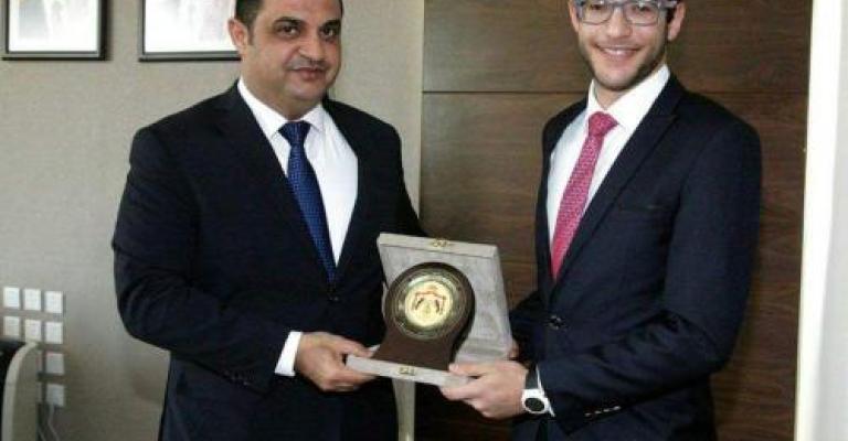 وزير الشباب يكرم الطالب العوايشة لابداعه بمسابقة الروبوت