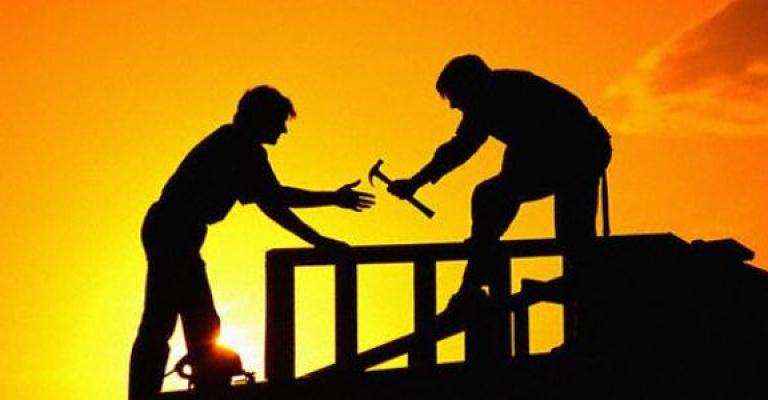 العمال في الأول من أيار.. وخفوت الاحتفال