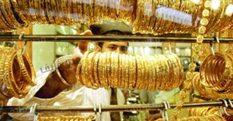 التوترات السياسية تخفض أسعار الذهب