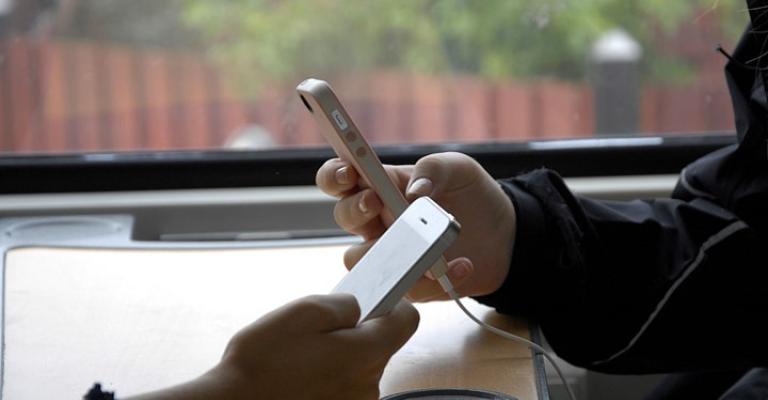 ما تأثير مواقع التواصل على الشباب؟