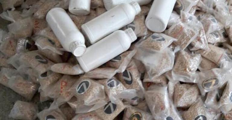 ضبط 450 ألف حبة مخدرة والقبض على 3 مطلوبين ضبط 450 ألف حبة مخدرة والقبض على 3 مطلوبين