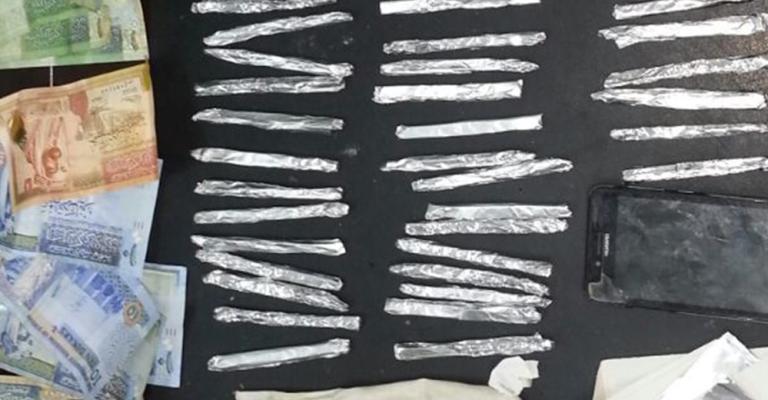 إحباط تهريب مخدرات مخبأة في براويز