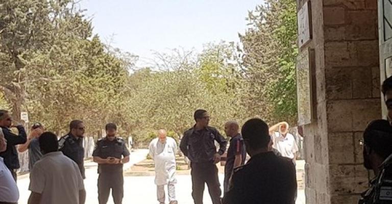 فتح جميع أبواب الأقصى ووقف تحديد أعمار المصلين