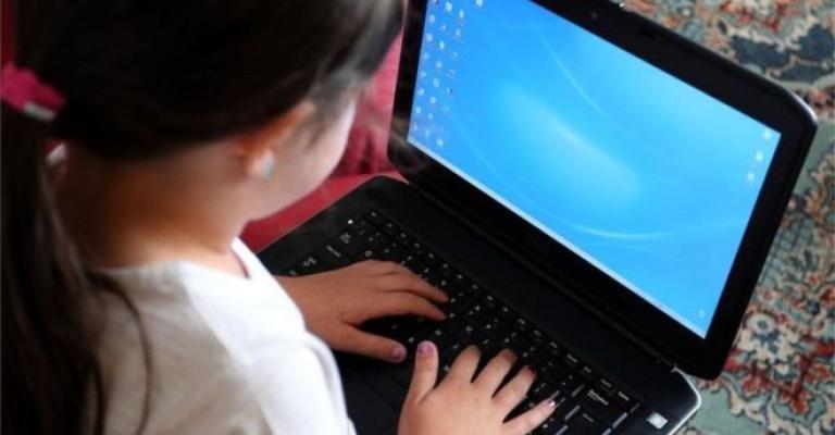 تحذيرات من تعامل الأبناء مع وسائل التواصل الاجتماعي