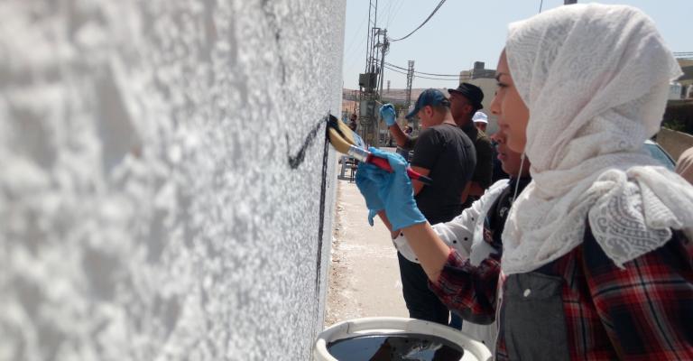 ردا على الإونروا..مبادرة لرسم رموز فلسطينية على جدران مخيم الحصن ردا على الإونروا..مبادرة لرسم رموز فلسطينية على جدران مخيم الحصن