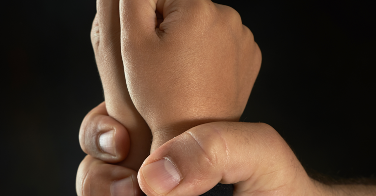 العنف بالتأديب.. طريق قصير بعواقب جسيمة العنف بالتأديب.. طريق قصير بعواقب جسيمة