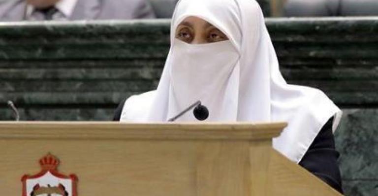 العتوم تسأل عن أعداد المقبولين في كليات الشريعة