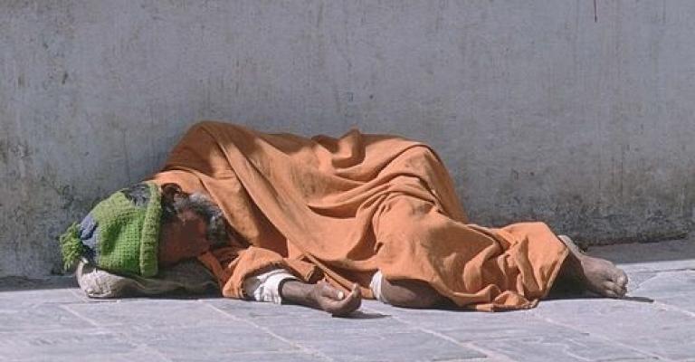 مسنون في بيئة غير صديقة وخارج الرعاية الصحية