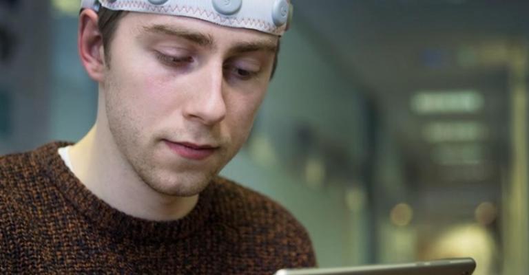 سماعات للكشف عن علامات الخرف المبكرة