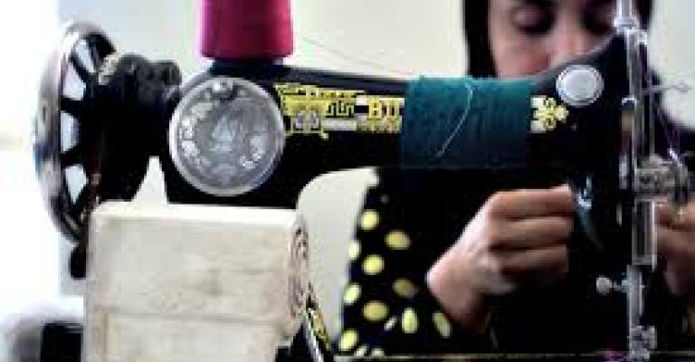 تدهور صناعة الألبسة يتسبب بفقدان آلاف الخياطين لوظائفهم