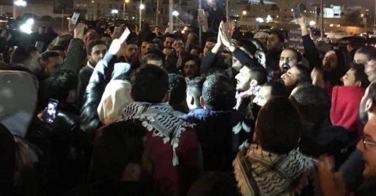 احتجاجات شعبية والسفارة الأمريكية تحذر رعاياها