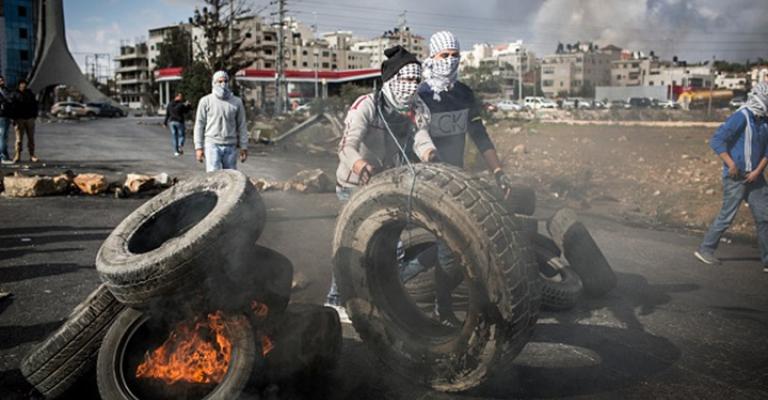 إصابات في مواجهات متواصلة مع الاحتلال في القدس (شاهد) إصابات في مواجهات متواصلة مع الاحتلال في القدس (شاهد)