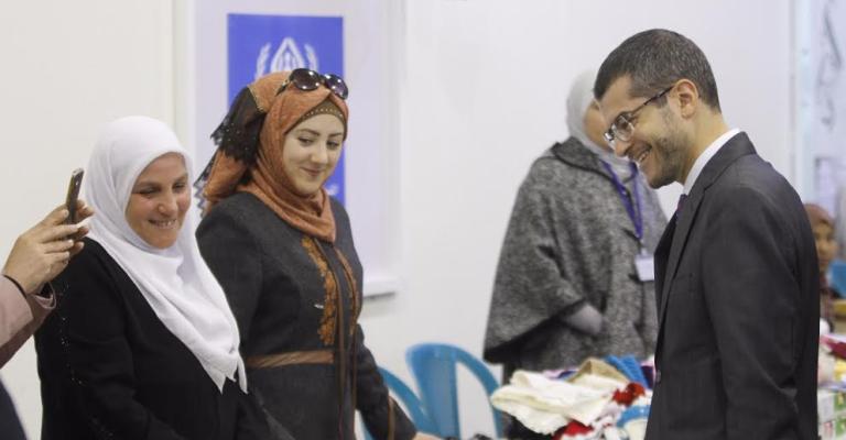 لاجئون يبحثون عن الدفء من خلال بيع منتجات يدويّة لاجئون يبحثون عن الدفء من خلال بيع منتجات يدويّة