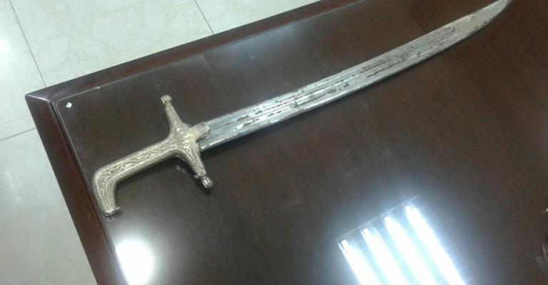 القبض على مواطن ضرب سائق تاكسي بسيف القبض على مواطن ضرب سائق تاكسي بسيف