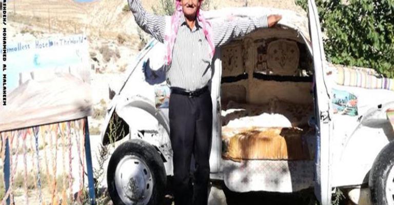 مسن أردني يحول سيارته إلى أصغر فندق في العالم