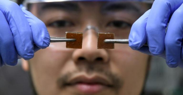 باحث ياباني يبتكر زجاجا يلتحم تلقائيا