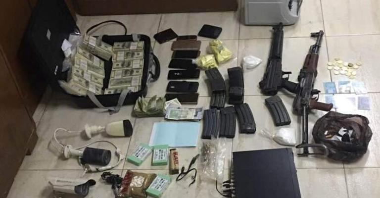 قوات الدرك والامن العام يداهمون احد اخطر المطلوبين المسلحين قوات الدرك والامن العام يداهمون احد اخطر المطلوبين المسلحين