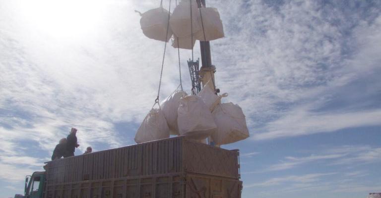 الأردن يستمر بإدخال مساعدات إنسانية لـ "الركبان"