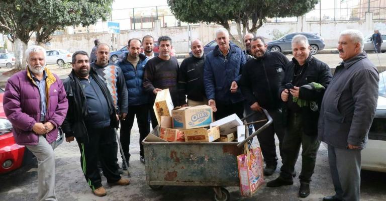 الأونروا تبدأ تقليص خدماتها بفصل موظفي نظافة الأونروا تبدأ تقليص خدماتها بفصل موظفي نظافة