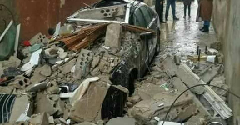 سقوط واجهة منزل على مركبة في البقعة