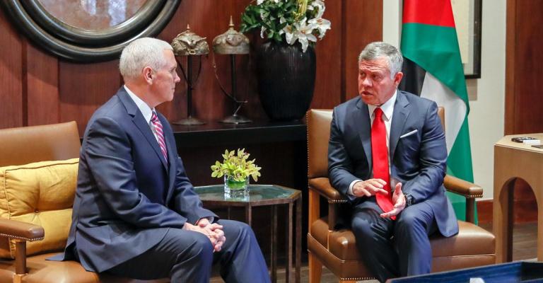 الملك مخاطبا بنس: الصراع الفلسطيني الإسرائيلي مصدر عدم استقرار