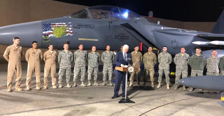 بنس يزور قاعدة عسكرية أمريكية بالقرب الحدود السورية-الاردنية