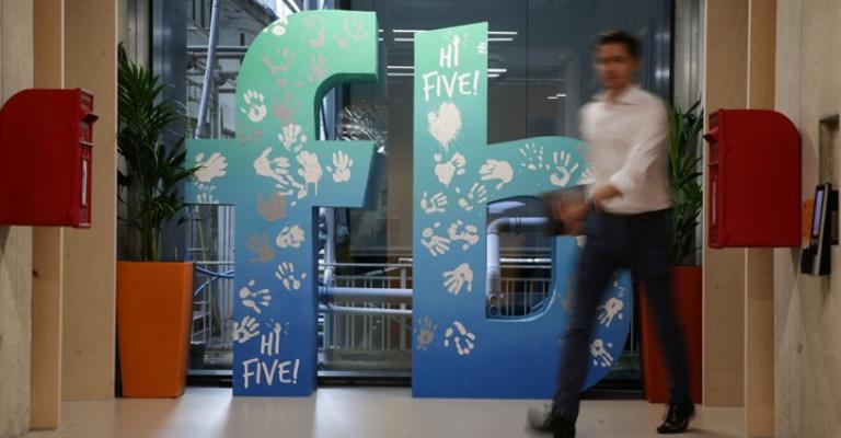 فيسبوك لا يهتم بك بل بنفسه