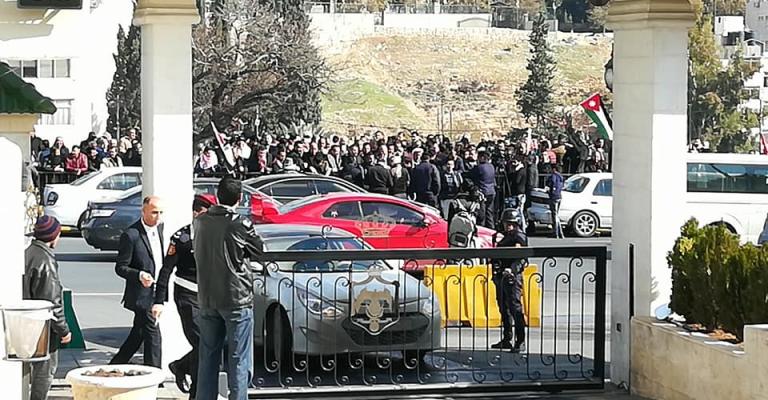 المزارعون يعتصمون أمام "النواب" المزارعون يعتصمون أمام "النواب"