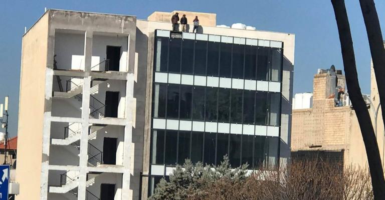 الأمن يقنع مواطنا معه ولديه بالعدول عن الانتحار